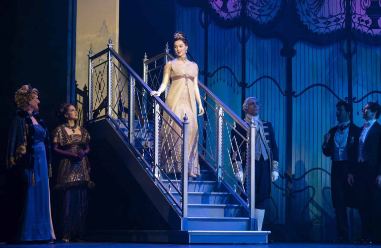 Shereen Ahmed como Eliza Doolittle (en las escaleras) y compañía en la producción teatral del Lincoln Center de My Fair Lady de Lerner & Loewe. Foto de Joan Marcus.