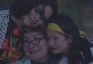 Fotografía de dos jóvenes hispanas y su abuela del cortometraje Joyride