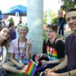 Cielos teñidos de lavanda: la importancia de los espacios para jóvenes queer