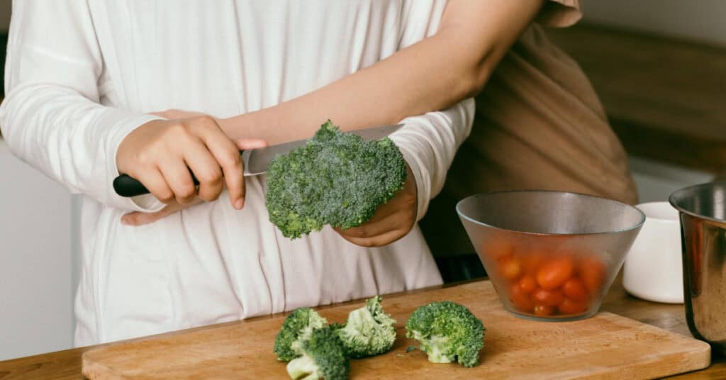 Couple cooks dinner together, 7 Ways to Beat the Winter Blahs. via Pexel