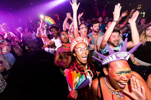 Gente bailando en un cuarto oscuro y lleno de gente en Big Gay Dance Party Vol. 11 (2023)