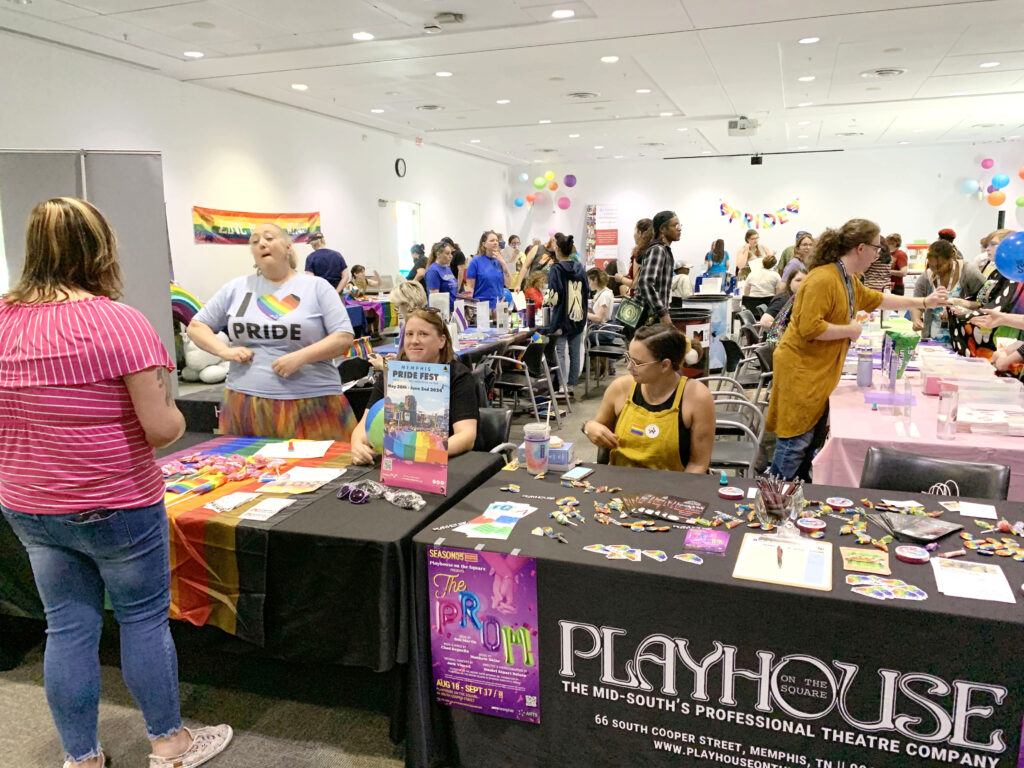 Pride Fest 2023 en la Biblioteca Pública de Memphis, por Dylan Miller. Leyendo el arcoíris, bibliotecas públicas de Memphis